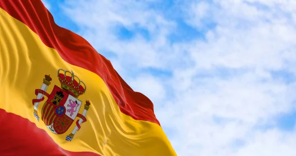 Spanyol Nemzeti Zászló Tiszta Nappal Lengeti Szelet Európai Ország Három — Stock Fotó