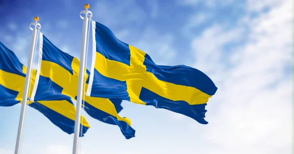 Sveç Ulusal Bayrağı Açık Bir Günde Sallanıyor Mavi Arka Planda — Stok fotoğraf