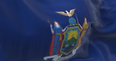 New York bayrağının dalgalandığı yakın plan çekimler. Eyalet arması olan mavi bir arka plan. Kusursuz 3 boyutlu animasyon. Yavaş çekim döngüsü. Seçici odaklanma. Çırpınan tekstil. Desenli dalgalı arkaplan