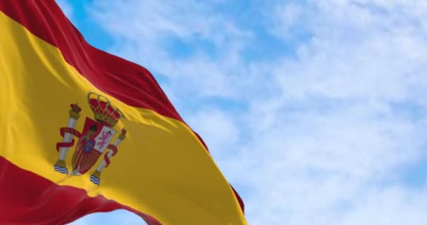 Bandera España Ondeando Día Despejado Tres Franjas Horizontales Rojo Amarillo — Vídeos de Stock
