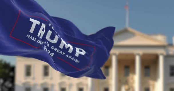 ワシントンD 2023年3月 ドナルド トランプ2024年大統領選挙キャンペーンの旗がぼやけてホワイトハウスの前で手を振っています シームレスな3Dレンダリングアニメーション スローモーションループ 選択的焦点 — ストック動画