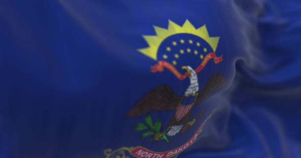 Närbild North Dakota State Flagga Viftar Blå Med Vapensköld Örnen — Stockvideo