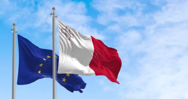 Die Flaggen Maltas Und Der Europäischen Union Wehen Einem Klaren — Stockvideo