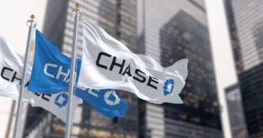 New York, ABD, Mart 2023: Chase Bank 'ın bayrakları finans bölgesinde dalgalanıyor. JP Morgan Chase Bankası bir Amerikan bankası. Kusursuz 3 boyutlu animasyon. Yavaş çekim döngüsü. Seçici odak. 