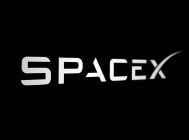 New York City, ABD, Mart 2023: Siyah arka planda Beyaz SpaceX logosu. SpaceX, uzay aracı tasarlayan ve üreten özel bir şirkettir. İllüstrasyon başyazısı. Finansal ve ekonomik