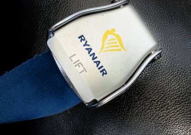 Dublin, IR Jan 2023: boş koltukta Ryanair logosu olan emniyet kemerinin ayrıntıları. Ryanair düşük maliyetli bir İrlanda havayolu şirketidir. İllüstrasyon Editörü.