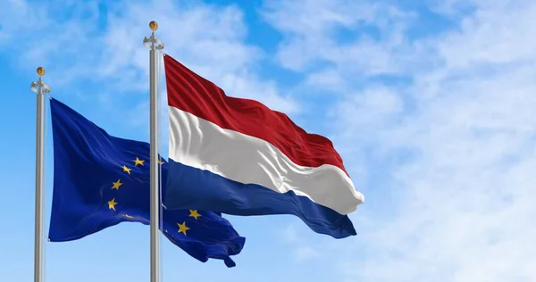 オランダと欧州連合 の旗は 晴れた日に風に振っています オランダは1958年1月にEuの一員となった 3Dイラストレンダリング フラッタ生地 — ストック写真