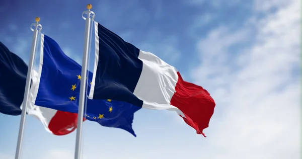 フランスと欧州連合 の旗が晴れた日に一緒に手を振っている フランスは1958年1月1日に欧州連合に加盟した 3Dイラストレンダリング 選択的フォーカス フラッタ生地 — ストック写真