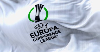 Prag, CZ, April. 2023: UEFA Avrupa Konferans Ligi bayrağı dalgalanıyor. Avrupa Konferans Ligi, Avrupa kulüpleri için düzenlenen yıllık futbol kulübü yarışmasıdır. Resimli 3D illüstrasyon oluşturucu