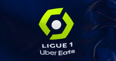 Paris, FR, Nisan. 2023: Ligue 1 bayrağı rüzgarda dalgalanıyor. Ligue 1, Fransa 'nın en üst düzey futbol ligi. Resimli 3d illüstrasyon oluşturucu