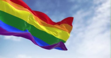Gökkuşağı bayrağı açık havada dalgalanıyor. Gökkuşağının renklerinde çizgili çok renkli bayrak, genellikle LGBT gururunun sembolü olarak kullanılır. Kusursuz 3 boyutlu animasyon. Yavaş çekim döngüsü. Seçici odaklanma. Kanat çırpan kumaş. Yakın plan.