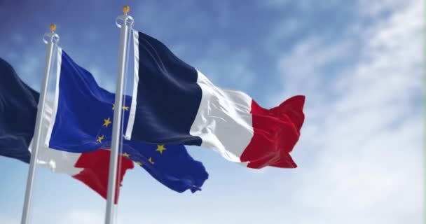 フランスと欧州連合の旗が晴れた日に手を振っている シームレスな3Dレンダリングアニメーション スローモーションループ 選択的フォーカス フラッタ生地 — ストック動画
