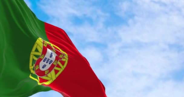 ポルトガル国旗が晴れた日に手を振っている ポルトガル共和国は欧州連合の加盟国である シームレスな3Dレンダリングアニメーション スローモーションループ 選択的フォーカス フラッタリング生地 — ストック動画