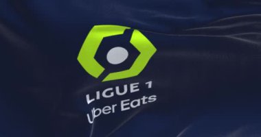 Paris, FR, Nisan. 2023: Ligue 1 bayrağı dalgalanıyor. Ligue 1, Fransa 'nın en üst düzey futbol ligi. Kusursuz 3 boyutlu animasyon. Yavaş çekim döngüsü. Kanat çırpan kumaş. Yakın plan.