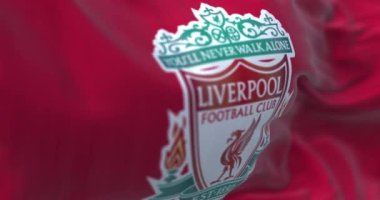 Liverpool, İngiltere, Nisan. 2023: Liverpool Futbol Kulübü bayrağı sallanıyor. Liverpool F.C. İngiliz futbol kulübüdür. Kusursuz 3 boyutlu animasyon. Yavaş çekim döngüsü. Seçici odaklanma. Kanat çırpan kumaş. Yakın plan.