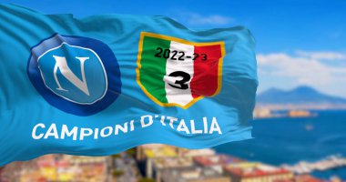 Napoli, IT, Nisan 2023: Napoli 'nin üçüncü şampiyonluk bayrağı arka planda Napoli Körfezi' nde dalgalanırken bulanıklaştı. Resimli 3d illüstrasyon oluşturucu