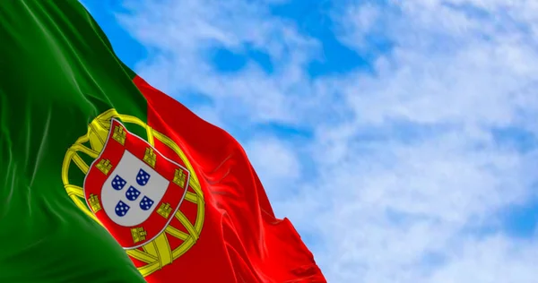 Португальский Национальный Флаг Размахивающий Ветру Ясный День Португальская Республика Является — стоковое фото