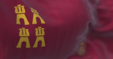 Murcia bayrağı dalgalanıyor. İspanya Özerk Topluluğu. Kırmızı arka planda dört kale ve yedi kron. Kusursuz 3 boyutlu animasyon. Yavaş çekim döngüsü. Seçici odaklanma. Kanat çırpan kumaş. Yakın plan.