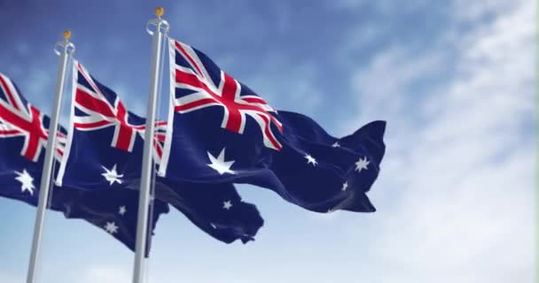 三面澳大利亚国旗在晴朗的日子飘扬 蓝色的旗帜与联合杰克 白色的星星象征着南方十字 无缝3D渲染动画 慢动作回圈有选择的重点 飘扬的面料 — 图库视频影像