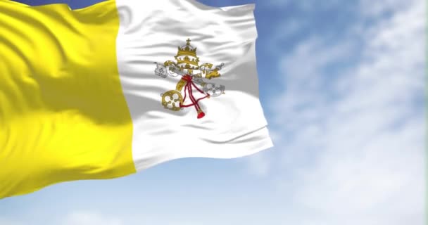 Σημαία Του Βατικανού Κυματίζει Μια Σαφή Ημέρα Κάθετη Δίχρωμη Χρυσή — Αρχείο Βίντεο