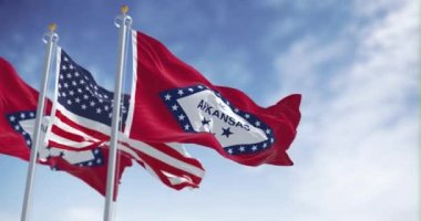 Arkansas eyaletinin bayrakları açık bir günde Amerika Birleşik Devletleri bayrağıyla dalgalanıyor. Kusursuz 3 boyutlu animasyon. Yavaş çekim döngüsü. Seçici odaklanma. Kanat çırpan kumaş. Yakın plan.