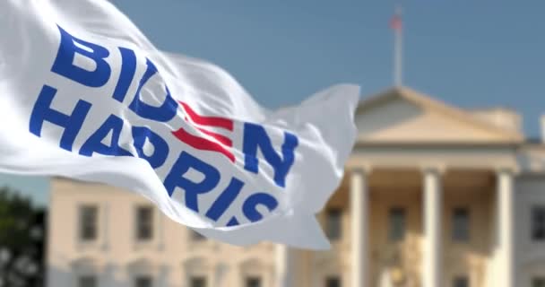 美国华盛顿特区 2023年4月 拜登哈里斯2024年总统竞选活动的旗帜在模糊的白宫前飘扬 无缝3D渲染动画 慢动作回圈有选择的重点 后续行动 — 图库视频影像