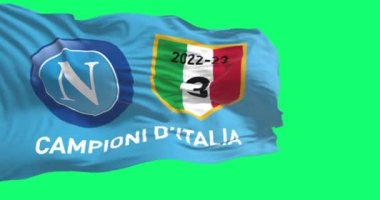 Napoli, IT, apr. 2023: Napoli 'nin 3. şampiyonluk bayrağı yeşil arka planda sallanıyor. Kusursuz 3D canlandırma animasyonu. Yeşil ekran mat. Alfa kanalı. Krom anahtar. Yavaş çekim döngüsü