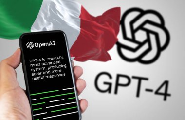 Rome, IT, Nisan 2023: OpenAI GPT-4 web sitesi ve İtalyan bayrağıyla el ele tutuşmak. 28 Nisan 2023 'te İtalya' da mahremiyet bloğundan sonra tekrar kullanılabilir. İllüstrasyon Editörü