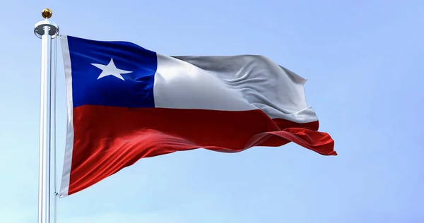 Εθνική Σημαία Της Χιλής Κυματίζει Στον Άνεμο Μια Ηλιόλουστη Μέρα — Φωτογραφία Αρχείου