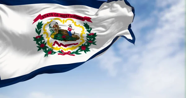Flaga Stanu Wirginia Zachodnia Macha Wietrze Pogodny Dzień Białe Pole — Zdjęcie stockowe