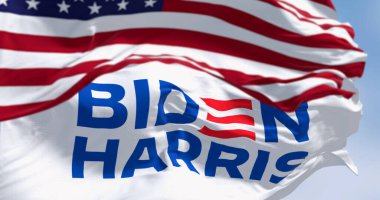 Washington D.C., ABD, apr. 2023: Biden Harris 2024 başkanlık seçim kampanyası bayrağı ulusal Amerikan bayrağı altında dalgalanıyor. İllüstrasyon 3d illüstrasyon canlandırması. 2024 ABD başkanlık seçimi