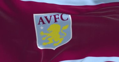 Birmingham, İngiltere, Şubat 2023: Aston Villa Futbol Kulübü bayrağı dalgalanıyor. İngiliz Premier Ligi futbol kulübü. Kusursuz 3 boyutlu animasyon. Yavaş çekim döngüsü. Kanat çırpan kumaş. Yakın plan.