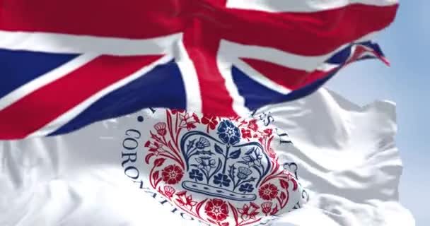 Λονδίνο Ηνωμένο Βασίλειο Απρίλιος 2023 Σημαίες Έμβλημα Της Στέψης Του — Αρχείο Βίντεο