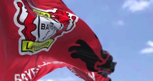 Leverkusen Aprt 2023 Флаг Байера Леверкузена Машет Ясный День Немецкий — стоковое видео