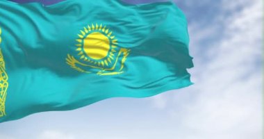 Kazakistan bayrağı açık havada dalgalanıyor. Açık mavi tarla, sarı güneş, ortasında uçan kartal ve sarı süslemeli bir bant. Kusursuz 3 boyutlu animasyon. Yavaş çekim döngüsü. Çırpınan kumaş