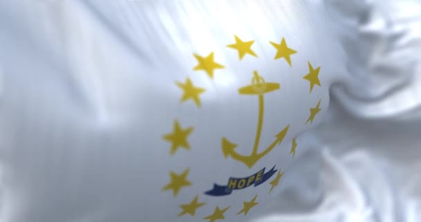 Close Van Rhode Island Vlag Zwaaiend Goud Anker Het Centrum — Stockvideo