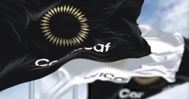 Miami, ABD, Nisan 2023: Açık bir günde siyah CONCACAF bayrağı dalgalanıyor. Kusursuz 3 boyutlu animasyon. Yavaş çekim döngüsü. Seçici odaklanma. Kanat çırpan kumaş. Yakın plan.