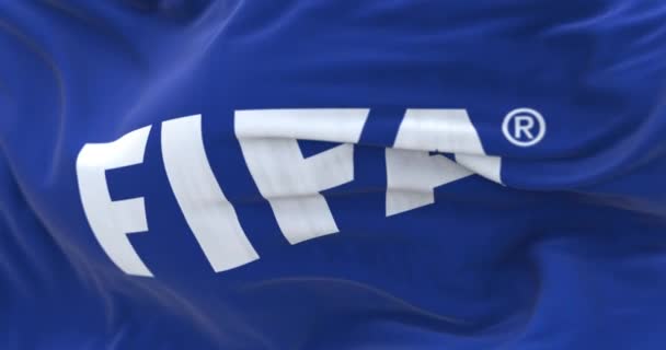 チューリッヒ 2022年10月 風に揺れる5本の旗 Fifaはサッカー ビーチサッカー フットサルを支配している シームレスな3Dレンダリングアニメーション スローモーションループ 選択的フォーカス フラッタリング生地 — ストック動画