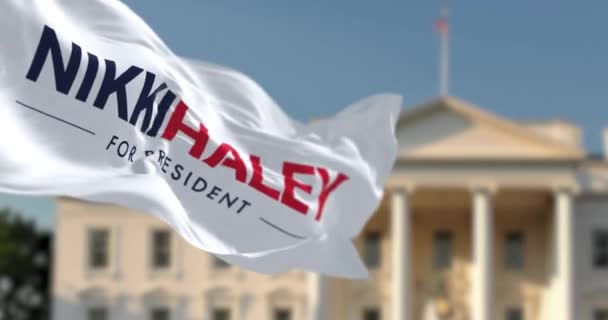 美国华盛顿特区 2023年4月 Nikki Haley 2024年总统竞选旗在模糊的白宫前飘扬 无缝3D渲染动画 慢动作回圈有选择的重点 飘扬的面料 — 图库视频影像