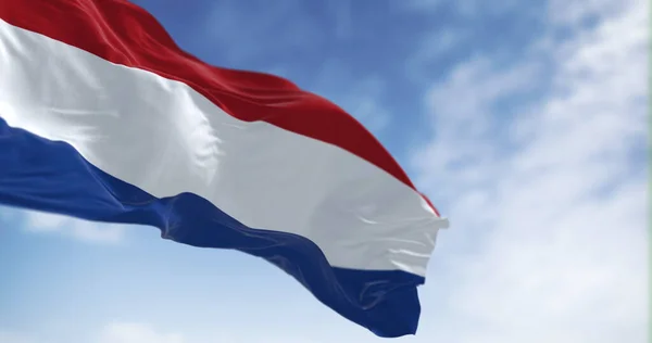 晴れた日にはオランダの国旗が風になびく 青の縞模様の旗 ヨーロッパの国 3Dイラストレンダリング フラッタリング生地 オランダの愛国心 — ストック写真