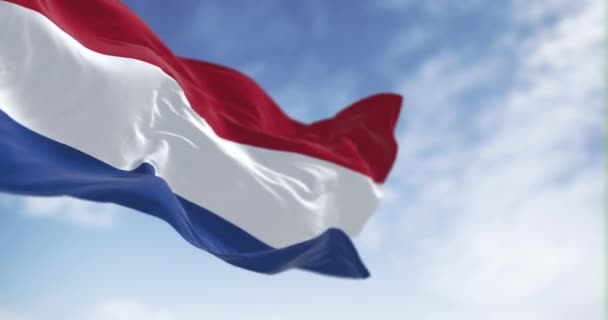 Bandera Holandesa Ondeando Día Soleado Bandera Con Rayas Rojas Blancas — Vídeos de Stock