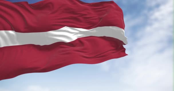 Bandera Nacional Letonia Ondeando Viento Campo Rojo Carmín Con Una — Vídeos de Stock