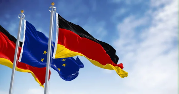 Açık Bir Günde Almanya Avrupa Birliği Nin Bayrakları Rüzgarda Sallanıyor — Stok fotoğraf