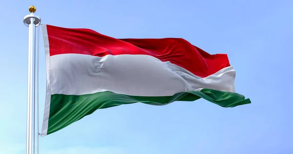 Государственный Флаг Венгрии Развевается Ветру Ясный День Горизонтальный Полосатый Флаг — стоковое фото