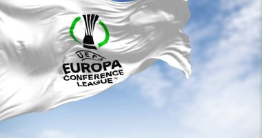 Prag, CZ, April. 2023: UEFA Avrupa Konferans Ligi bayrağı dalgalanıyor. Avrupa Konferans Ligi, Avrupa kulüpleri için düzenlenen yıllık futbol kulübü yarışmasıdır. Resimli 3D illüstrasyon oluşturucu
