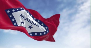 Arkansas eyalet bayrağı açık havada dalgalanıyor. Mavi kenarlı beyaz elmaslı kırmızı tarla. Kusursuz 3 boyutlu animasyon. Yavaş çekim döngüsü. Seçici odaklanma. Kanat çırpan kumaş. Yakın plan.