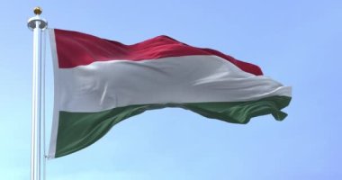 Macaristan ulusal bayrağı açık havada dalgalanıyor. Yatay çizgili kırmızı, beyaz ve yeşil bayrak. Kusursuz 3 boyutlu animasyon. Yavaş çekim döngüsü. Kanat çırpan kumaş. Yakın plan.