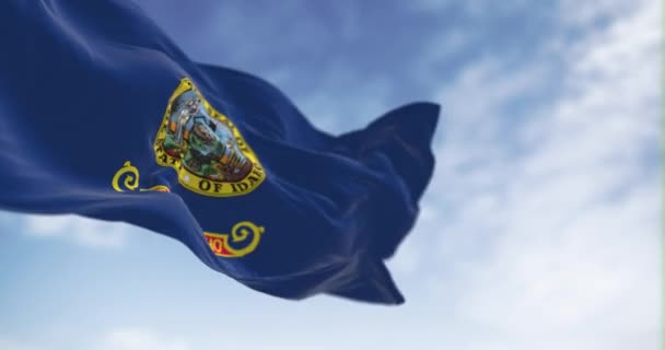Bandera Del Estado Idaho Ondeando Viento Fondo Azul Con Sello — Vídeo de stock