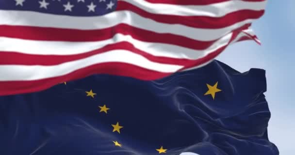 Bandeira Estado Alasca Acenando Atrás Bandeira Nacional Dos Estados Unidos — Vídeo de Stock