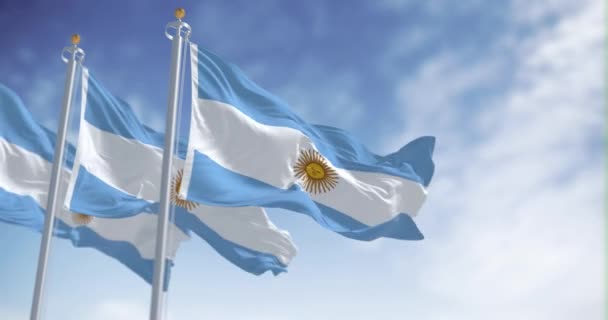 Три Аргентинські Прапори Махають Сонячний День Блакитні Білі Горизонтальні Смуги — стокове відео